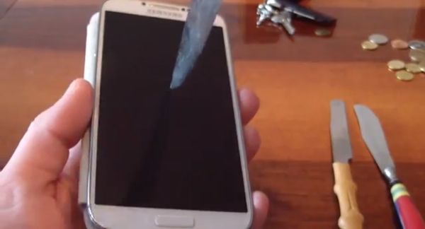 Tela do Galaxy S4 mostrou-se resistente a riscos e arranhões em prova de resistência (Foto: Reprodução/YouTube)