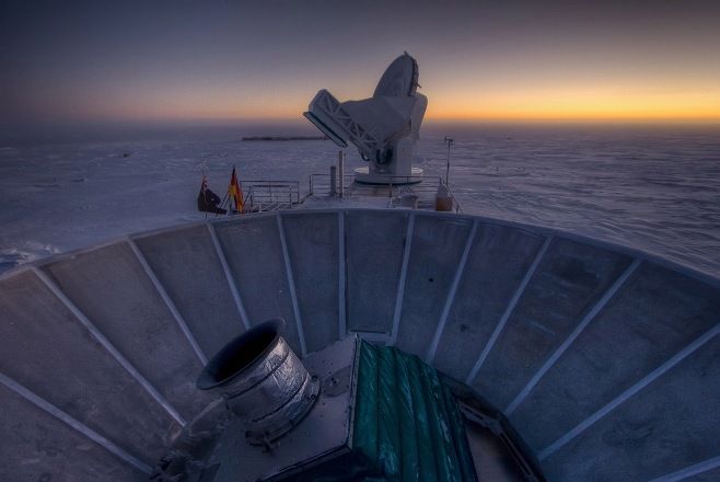 Pôr-do-sol na Antártida com o aparelho BICEP2 em primeiro plano. Ao fundo, o Telescópio do Polo Sul. Crédito: Steffen Richter (Harvard University)