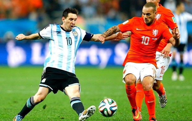 Messi e Sneijder jogo Argentina x Holanda (Foto: Reuters)