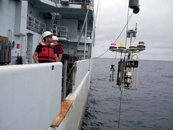 O projeto GEOTRACES coletou amostras de diferentes oceanos durante 8 anos para avaliar a presença de mercúrio e outras substâncias tóxicas na água. Crédito: Brett Longworth; Instituto Oceanográfico de Woods Hole