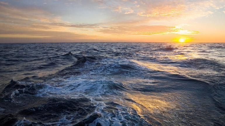 Informações obtidas por instrumentos oceanográficos sugerem que o  Oceano  Atlântico tenha absorvido parte do calor que, de outra forma, aqueceria a atmosfera do planeta, de acordo com uma dupla de pesquisadores. Imagem: sammyyomis; Pichost