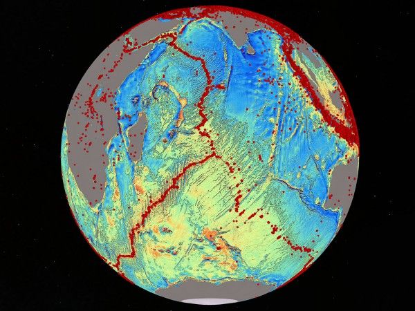 O novo modelo gravitacional do leito do Oceano Índico (acima) preencheu uma imensa lacuna deixada pelos mapas atuais. Os pontos vermelhos na imagem representam terremotos, os quais denotam o movimento da crosta oceânica. Crédito: David Sandwell; Instituto Scripps de Oceanografia