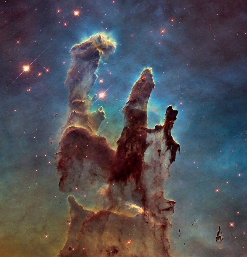 Nova imagem dos Pilares da Criação, revelada em 5 de janeiro de 2015, demonstra as cores das nuvens de gás e poeira em luz visível. Crédito: NASA/ESA/Hubble/Hubble Heritage Team