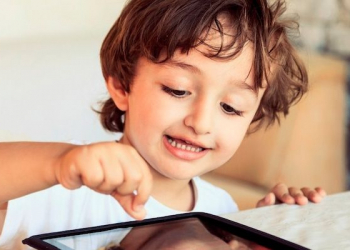 Criança tablet