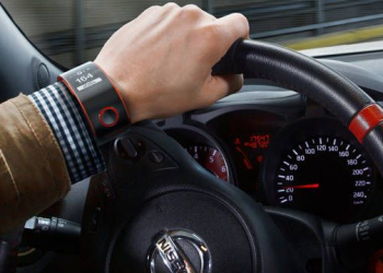 Nissan revela smartwatch nismo, um dispositivo inteligente que conecta os motoristas aos seus carros