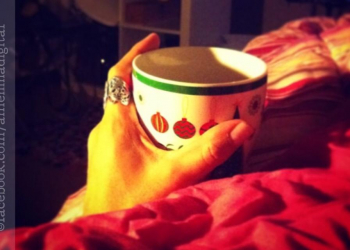 Para as noites frias: chá quente e viagens imaginárias.