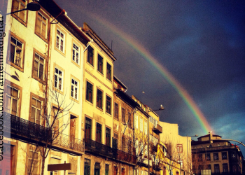 Carnavalizar, do verbo “ser feliz faça chuva ou faça sol”