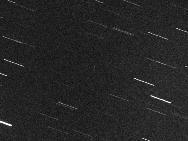 O asteroide 2014 DX 110 é o ponto branco visto no centro da imagem obtida pelo Virtual Telescope Project, na Itália, em 3 de março. Crédito: Gianluca Masi