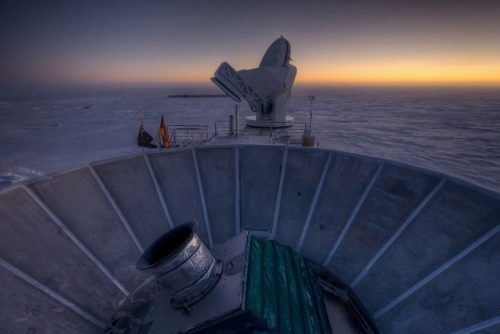Pôr-do-sol na Antártida com o aparelho BICEP2 em primeiro plano. Ao fundo, o Telescópio do Polo Sul. Crédito: Steffen Richter (Harvard University)