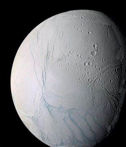Observe as quatro faixas azuladas que aparecem na parte inferior direita da imagem. Essas faixas são as "listras de tigre", visualizadas inicialmente pela sonda Cassini em 2005. Crédito: NASA/JPL/Space Science Institute