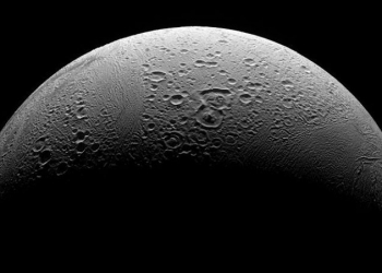 Lua de saturno abriga água líquida sob imensa camada de gelo