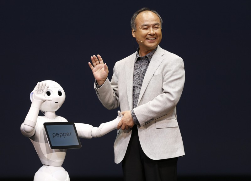 Pepper e o Presidente Executivo da Softbank (Foto: Issei Kato | Reuters)