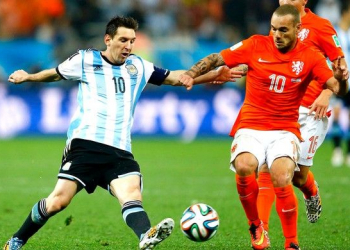 Messi e sneijder jogo argentina x holanda (foto: reuters)