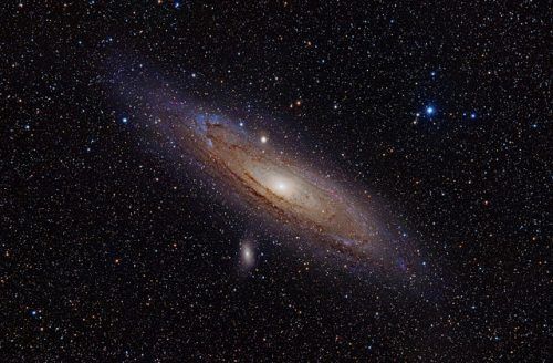 "Andromeda Galaxy (with h-alpha)". Crédito: Adam Evans