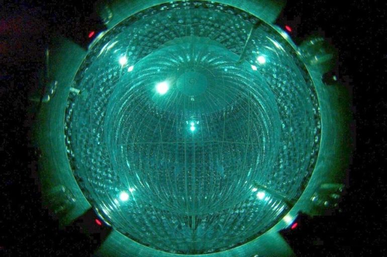 O experimento Borexino, esfera de nylon de 8,5 m de diâmetro repleta de um líquido cintilante, detectou neutrinos solares quando estes interagiram com a matéria líquida, gerando  lampejos. Crédito: Borexino Collaboration
