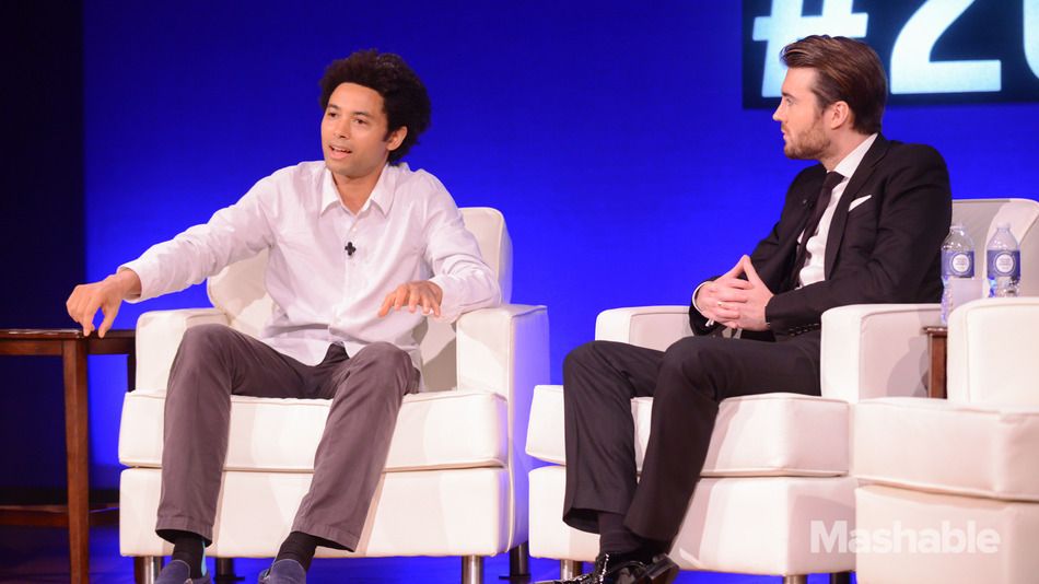 Yael Maguire (à esquerda), diretor de engenharia da Facebook Conectividade Lab, fala CEO Pete Cashmore Mashable na Cimeira Social de Bom em 23 de setembro de 2014.