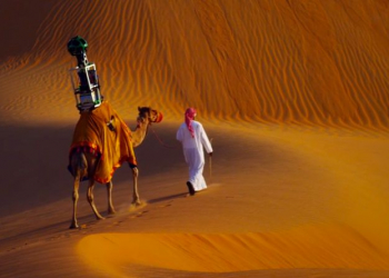 Google usa camelo na recolha de imagens no deserto de liwa, nos emirados árabes unidos
