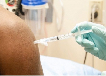 Primeira vacina contra o ebola fica mais perto de testes em grande escala