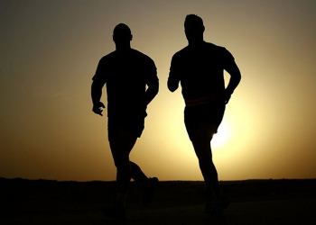 Pai e filho correndo