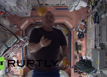 Cosmonautas fazem malabarismo em gravidade zero