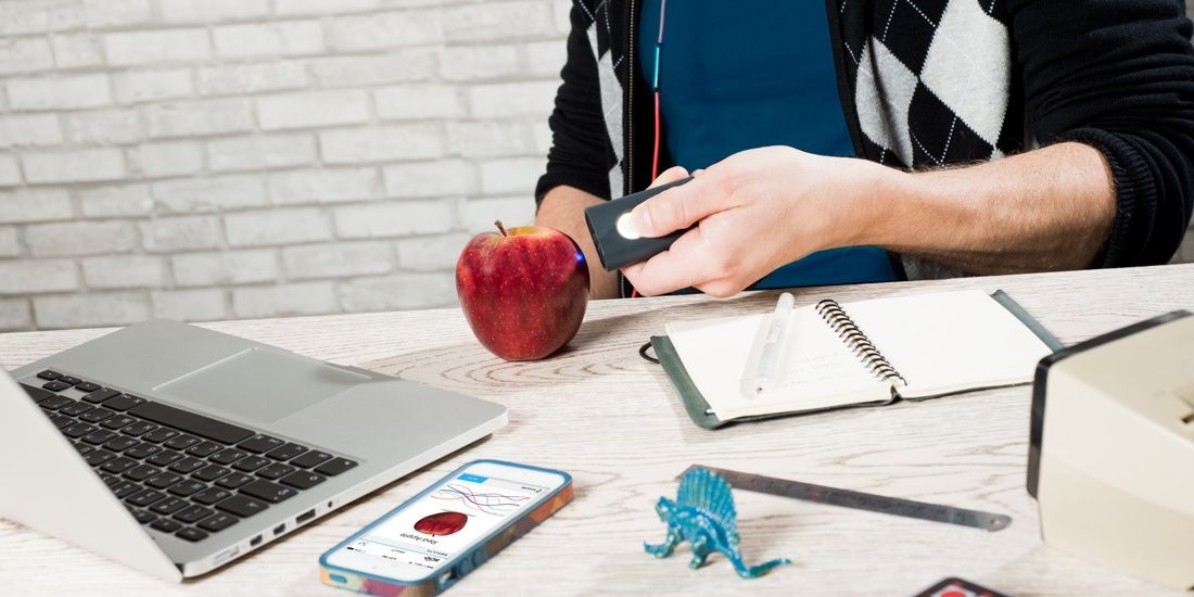 Scanning an apple Consumer Physics, mercado português, SCiO, sensor, sensor molecular, start-up tecnológica TecheNet As aplicações do scio são virtualmente infinitas