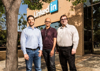 Jeff weiner, ceo da linkedin, satya nadella, ceo da microsoft e reid hoffman (co-fundador e “chairman” da linkedin (photo via microsoft)