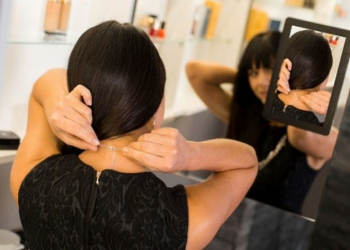 Espelho inteligente permite que usuários possam se ver de frente e de costas simultaneamente