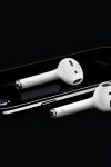 iPhone7 JetBlk 34BR AirPods Laydown OB PRINT AirPods, apple, auscultadores, Cupertino, microfone