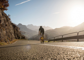 Ande de bicicleta em grupo e em segurança