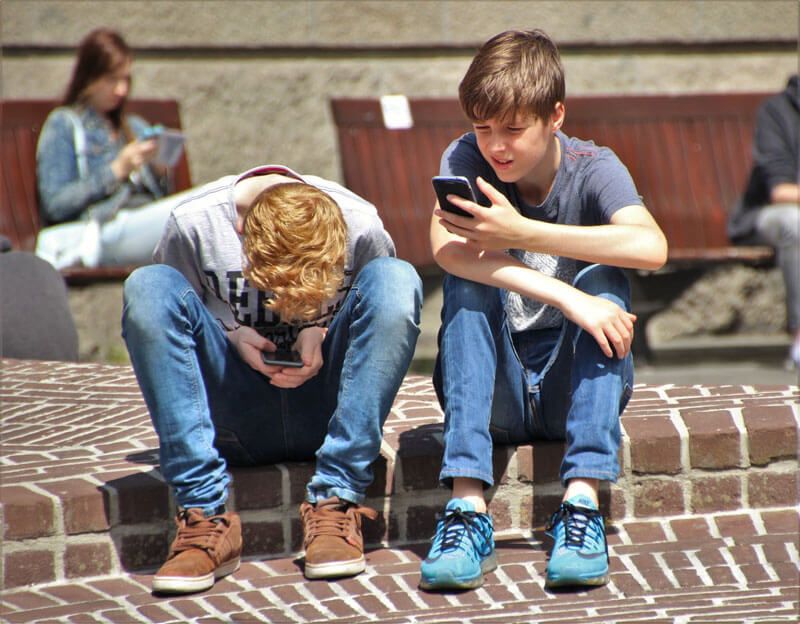 Adolescentes mexendo no celular