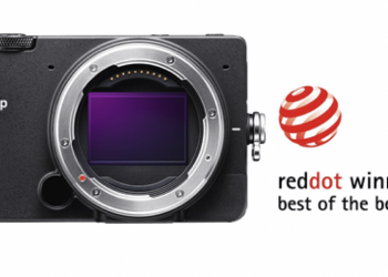 A sigma corporation e a comercialfoto, marca importadora e distribuidora de produtos fotográficos e tecnologia, têm o prazer de anunciar que a mais recente câmera digital full-frame mirrorless, a sigma fp recebeu a mais elevada distinção dos red dot award: product design―the red dot: “best of the best” esta distinção foi dada à sigma fp entre 6500 produtos que se encontravam em competição. “na sigma, as equipas vivem focadas no desenvolvimento de uma maior performance de imagem, continuando sempre a procurar desenvolver produtos centrados no consumidor de modo a inspirar a desafiar e criar novas possibilidade de criar novos e melhores conteúdos. ” refere joão pinto, diretor geral da comercialfoto. “temos o prazer de poder contribuir localmente com esta visão da marca e muito nos agrada ver que todo o esforço de desenvolvimento de produtos únicos e de elevada qualidade é agora galardoada com o mais alto galardão dos red dot award”. O professor dr. Peter zec, fundador e ceo dos red dot award salienta “o nosso júri, composto por diversos especialistas, só atribui o red dot: best of the best aos produtos mais convincentes nas suas categorisa. Por isso é que só uma percentagem mínima de produtos ganha este prémio. É a prova que cada detalhe de designfaz sentido e é coerente. Os consumidores podem confiar totalmente na decisão dos nossos especialistas e podem ter a certeza que o produto é de elevadíssima qualidade. Quero congratular os laureados pelos níveis de excelência alcançados”