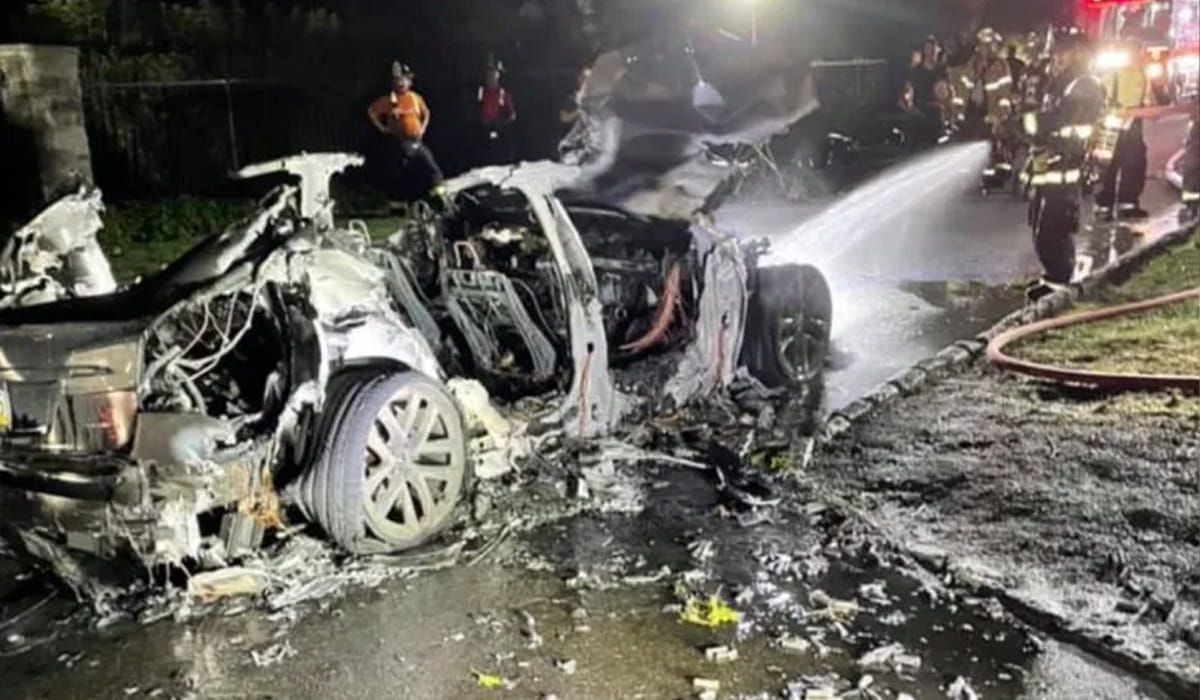 Tesla model s plaid fogo