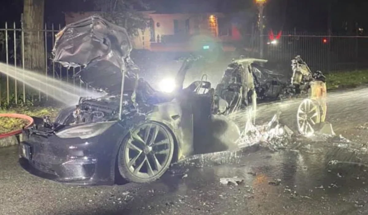 Tesla model s plaid fogo