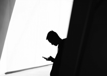 Pessoa usando celular com autenticação em dois fatores