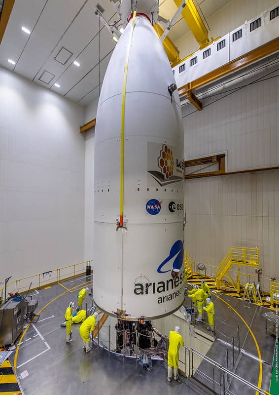 telescópio espacial Webb está dentro de um foguetão Ariane