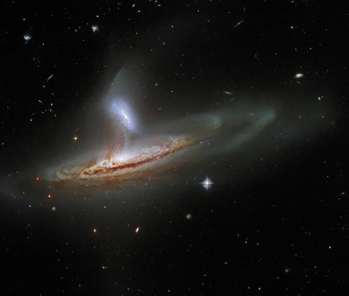 Hubble continua a maravilhar com foto de interação cósmica