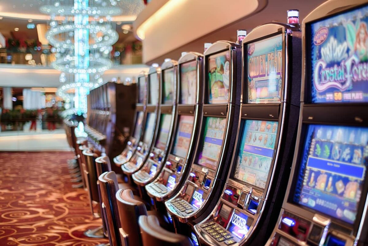 Similarities and Differences Between Online Casinos and Regular Slots
