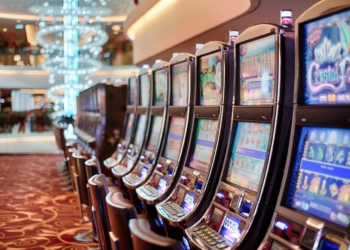 Diferenças e semelhanças entre cassinos online e máquinas de slots comuns