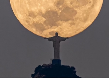 Quando o cristo redentor segura a lua
