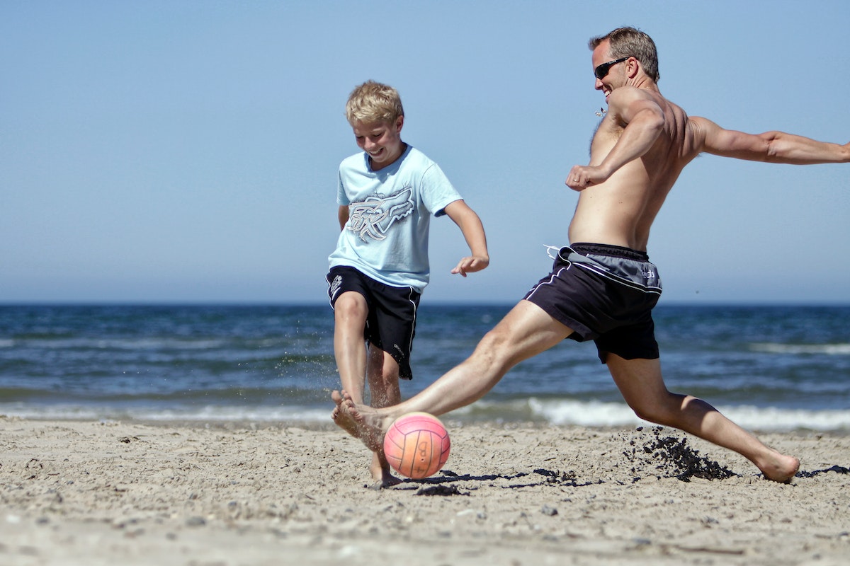 Pele saudável, dicas essenciais para quem ama esportes de areia