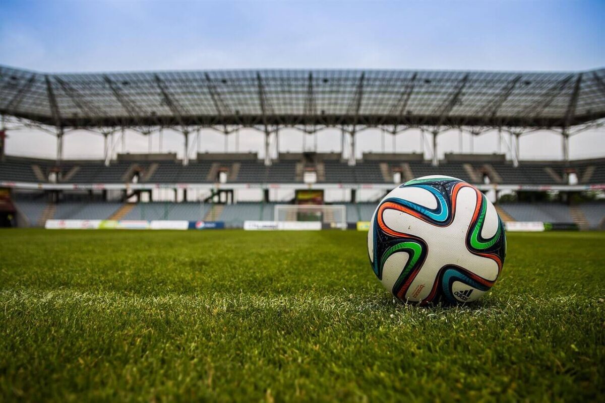 Imagem de uma bola em um campo de futebol