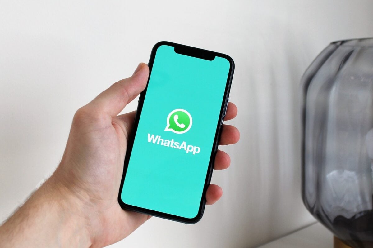 Celular aberto no aplicativo do WhatsApp