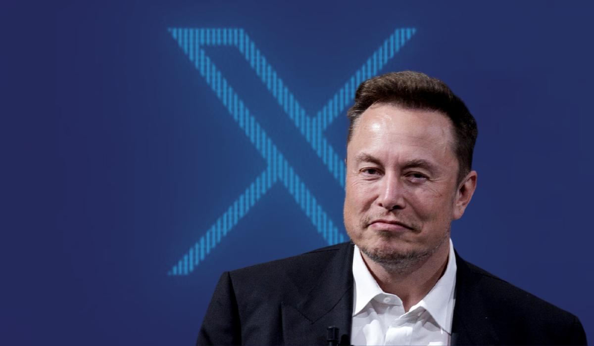 Foto de Elon Musk em frente a logo do X