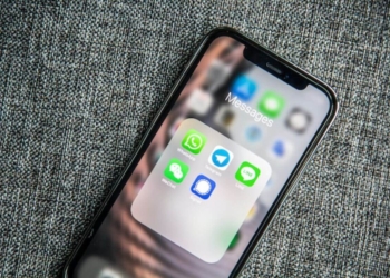 Celular com vários aplicativos de mensagem, incluindo o wechat