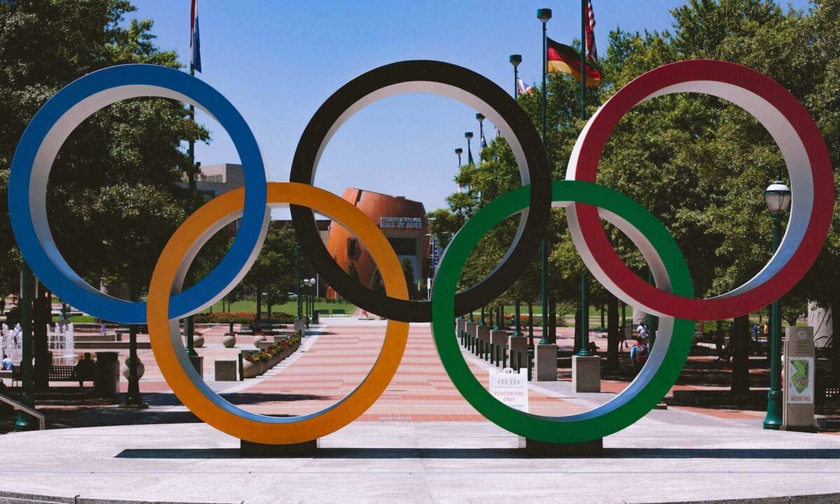 Imagem de uma estrutura que representa os anéis olímpicos