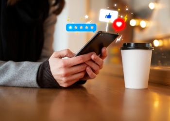 Foto de uma mulher comentando no celular