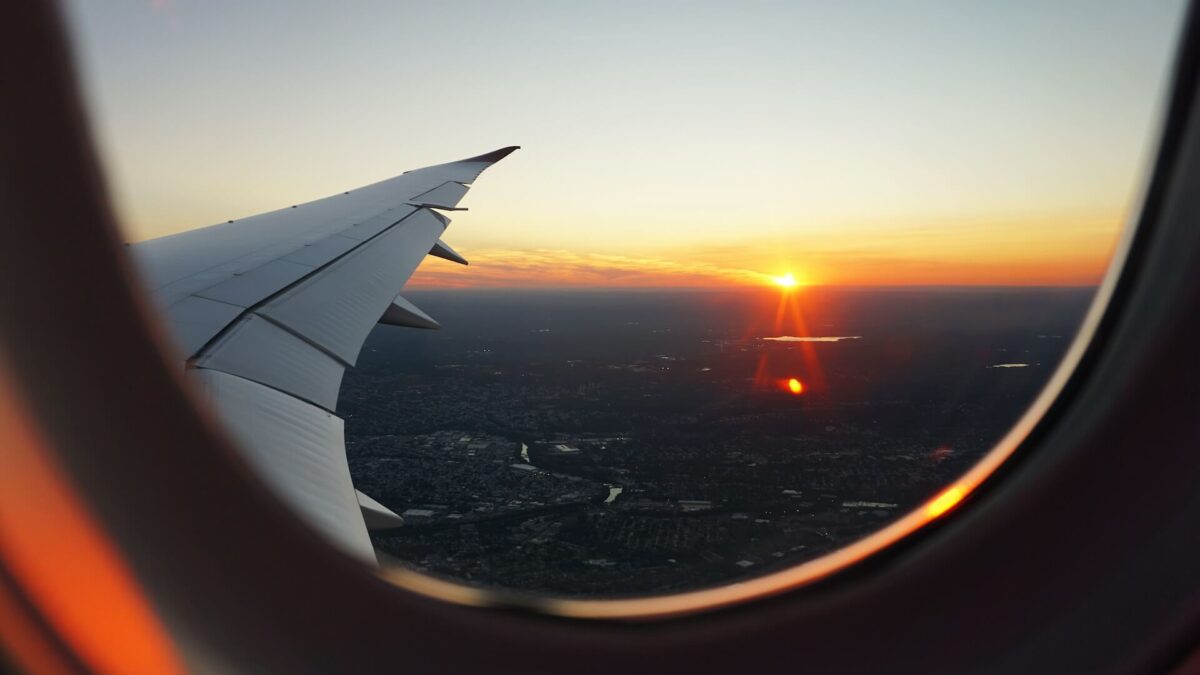 Imagem de uma asa de avião pela janela