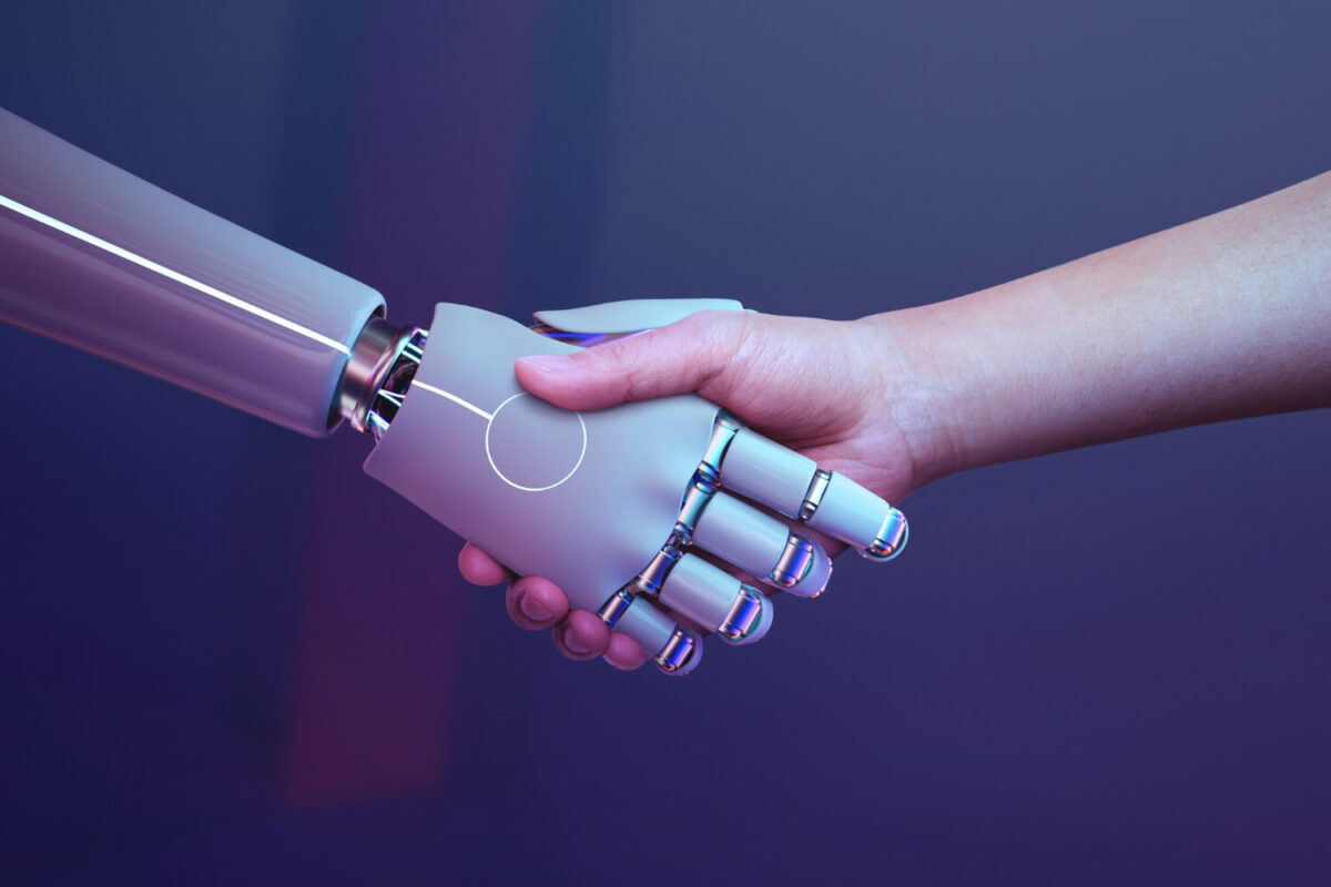 imagem de uma mão robô apertando uma mão humana