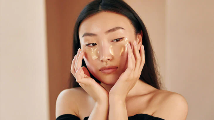 imagem de uma mulher asiárica cm produtos de beleza no rosto