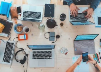 Umagem de uma mesa com vários computadores